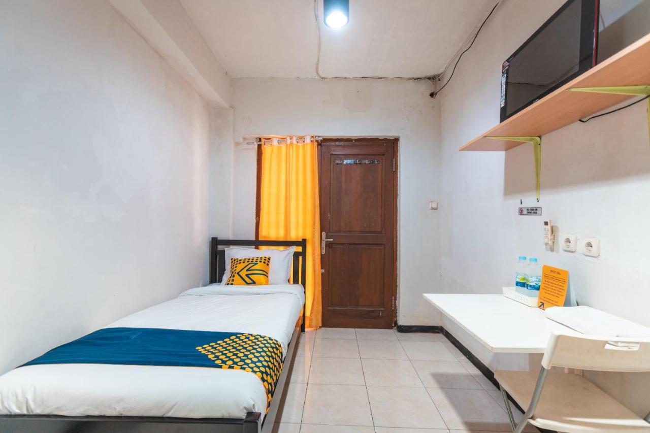 Spot On 2033 Kayumanis Homestay Syariah Jakarta Kültér fotó